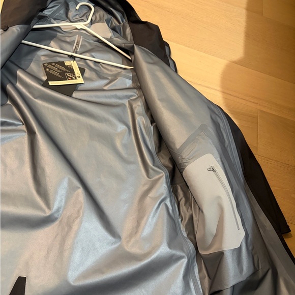 Arcteryx Men's Black monitorJacket - Picture 5 of 9